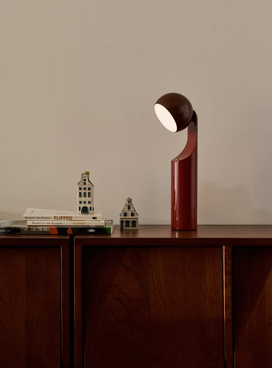 Lampe Mono de Fine Lumens : lampe design, lumière ajustable et pratique. rouille et rouge rubis