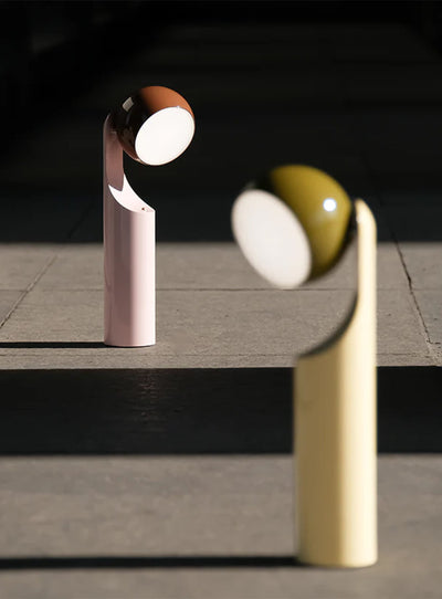 Lampe Mono de Fine Lumens : lampe portable, lumière douce et ambiance cosy. vert forêt et jaune