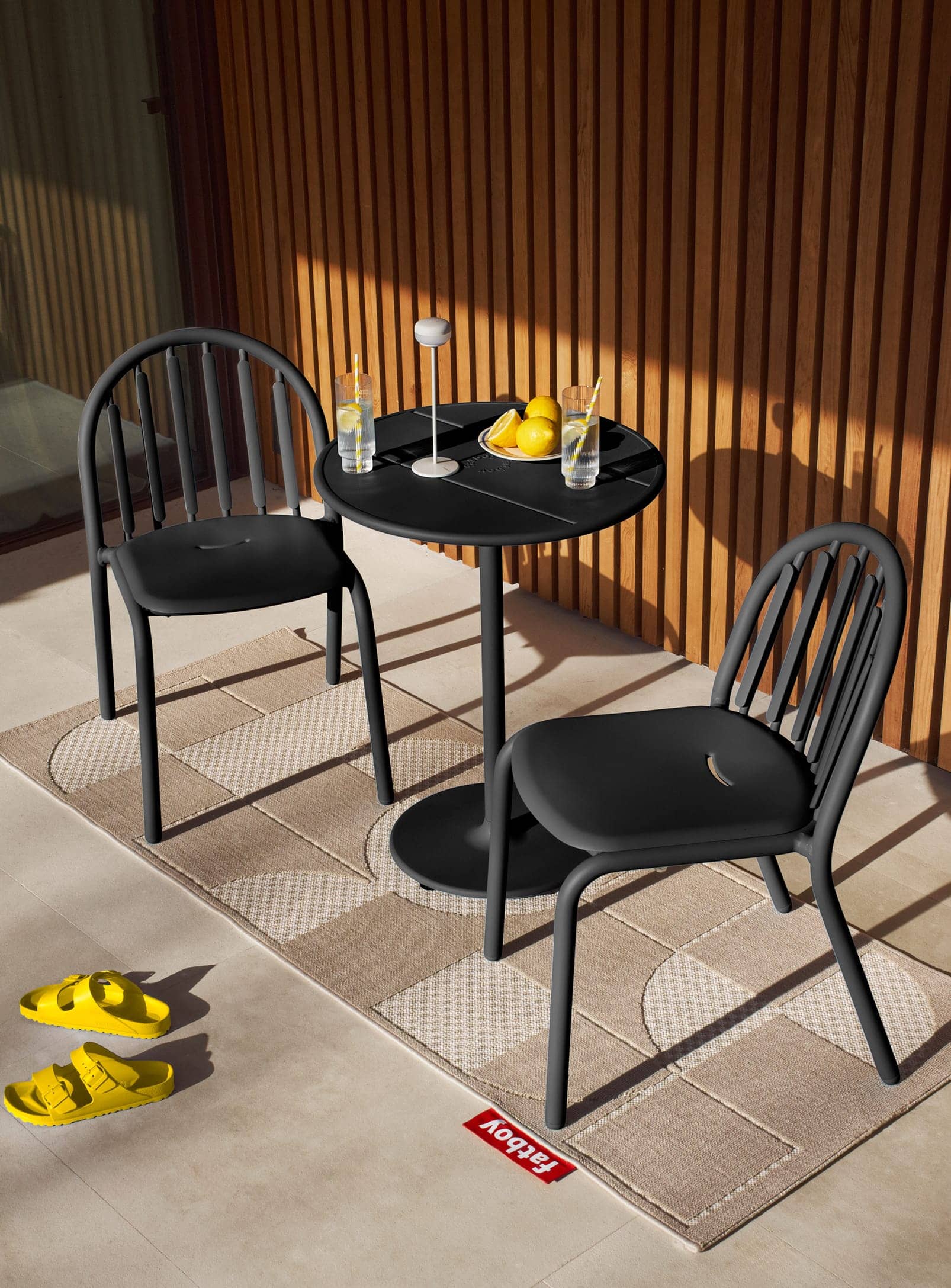 Fred's: Kit of 1 table + 2 chairs - Fatboy – Nüspace
