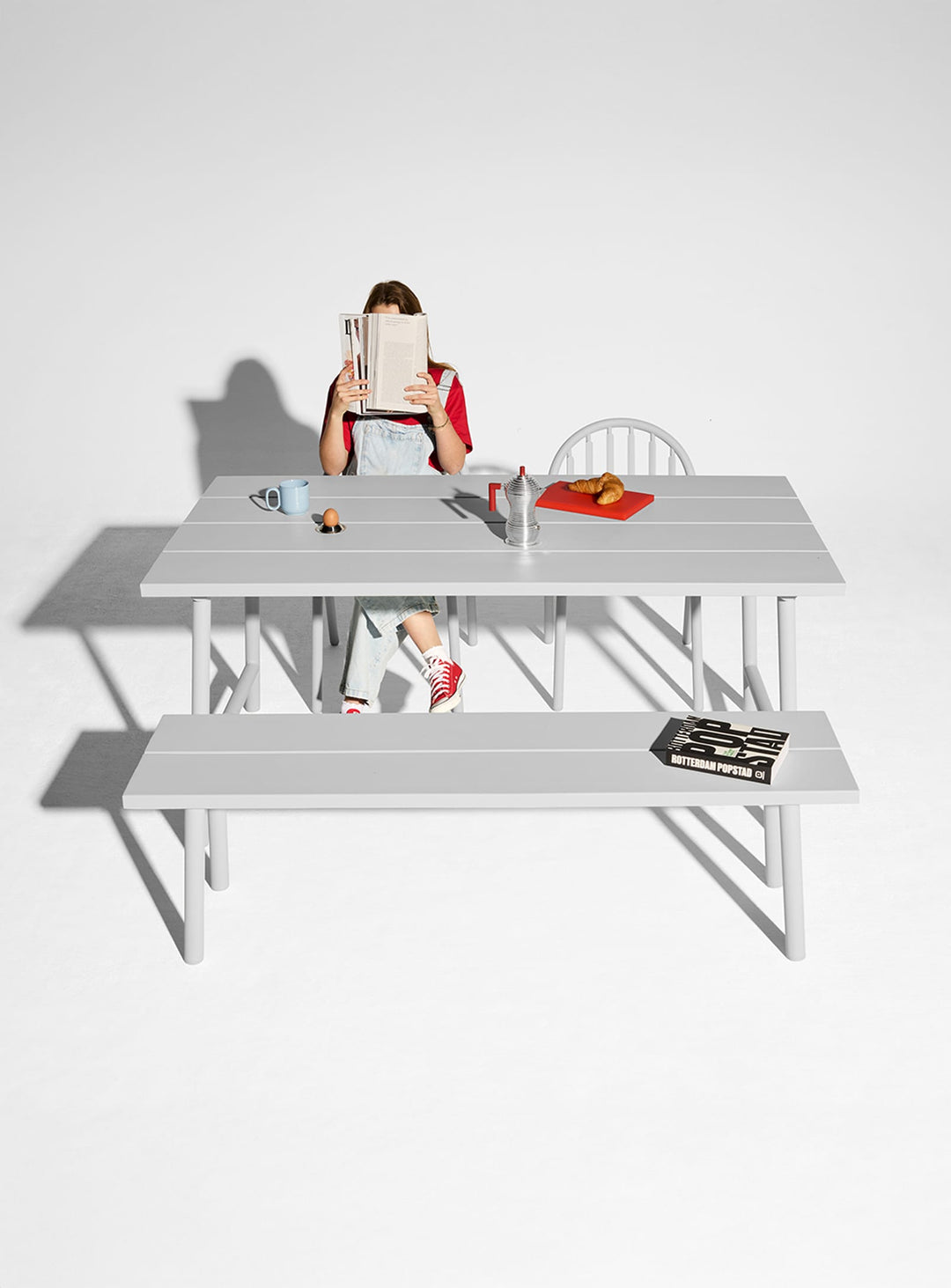 Table Fred’s Medium de Fatboy 170 cm en aluminium pour 4 à 6 personnes. gris clair