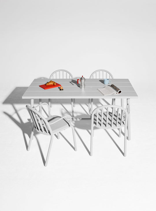 Table Fred’s Medium de Fatboy solution conviviale pour espace extérieur. gris clair