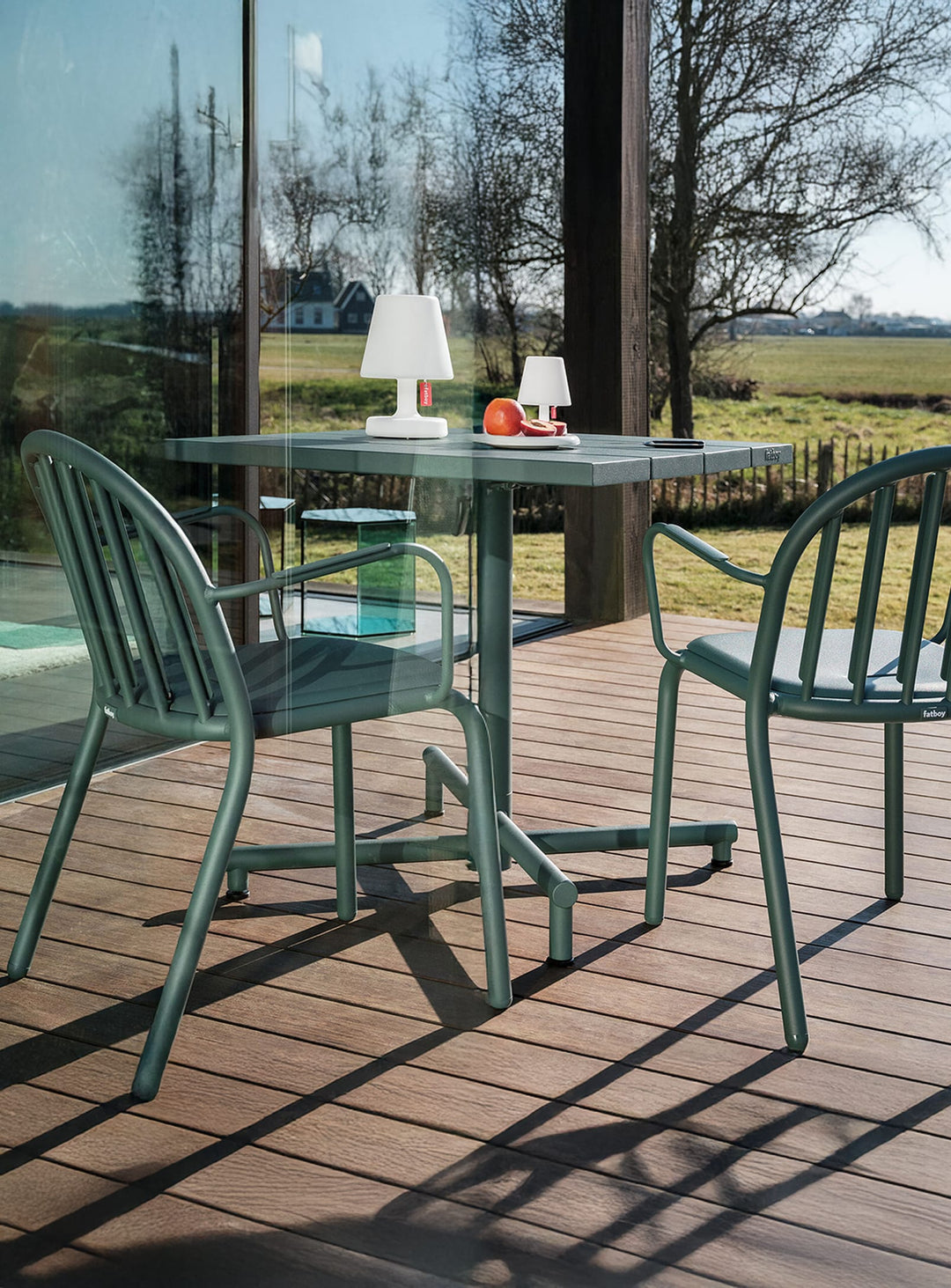 Ensemble bistro Fred’s de Fatboy table carrée et 2 chaises en aluminium outdoor. vert sage