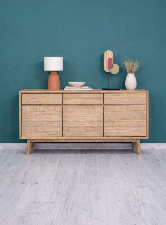 Buffet Gia en bois d’acacia brossé, design moderne entre style rustique et minimaliste.