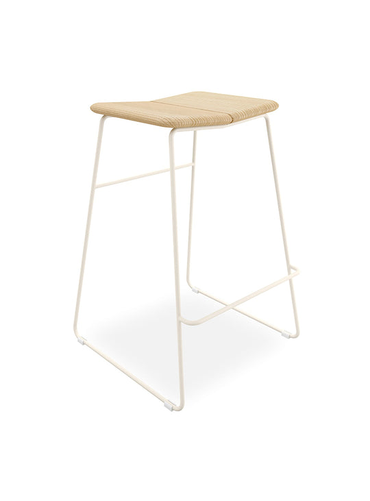 Tabouret Aero de Gus* Modern, assise arrondie en frêne FSC® et confort optimal. swan