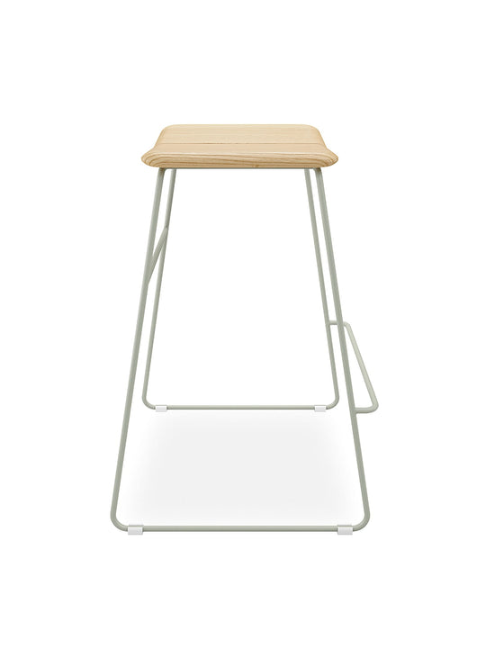 Tabouret Aero de Gus* Modern, repose-pieds intégré et assise ergonomique. sage