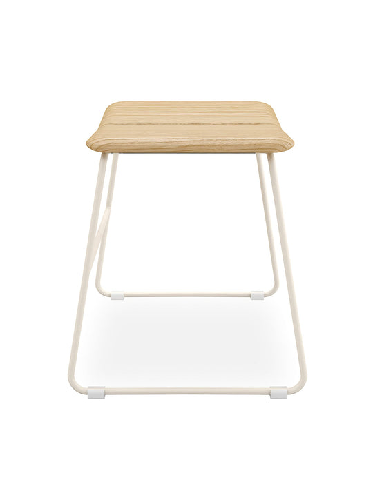 Tabouret en bois Aero de Gus* Modern, chanfreiné et confortable pour repas ou invités. swan