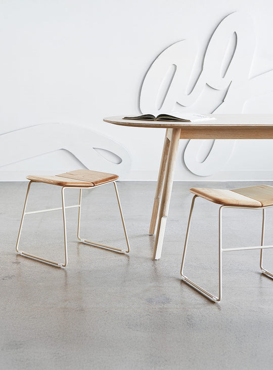 Tabouret Aero de Gus* Modern, design scandinave en frêne massif FSC® et métal. swan