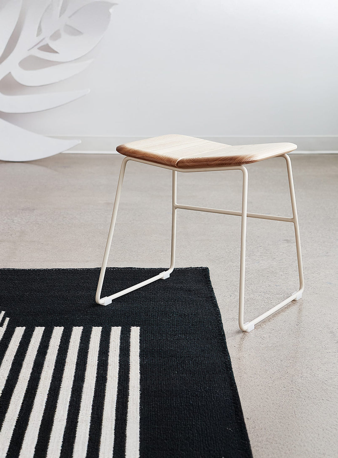 Tabouret contemporain Aero de Gus* Modern, mélange harmonieux de bois et métal. swan