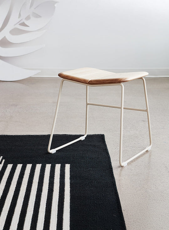 Tabouret contemporain Aero de Gus* Modern, mélange harmonieux de bois et métal. swan