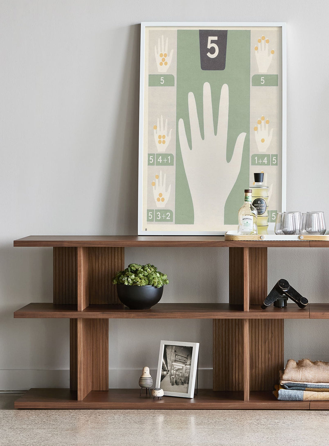 Étagère Albion Gus* Modern — Bibliothèque basse modulaire bois naturel, relief cannelé, intérieur contemporain. noyer