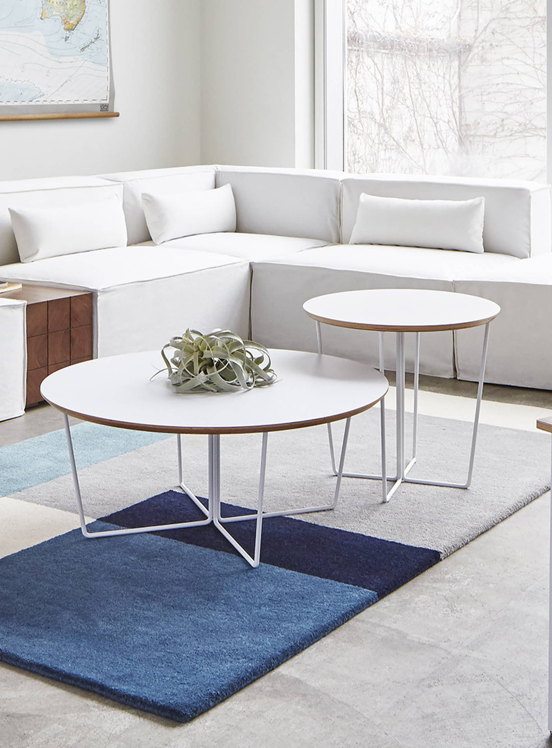 Table d’appoint Gus* Modern Array, élégance graphique en noir ou blanc. blanc