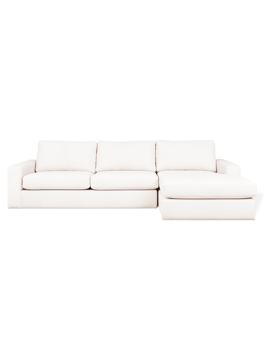 Le sofa sectionnel Ashdale de Gus* Modern allie style épuré et confort durable. merino cream