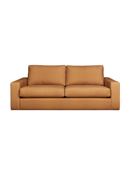 Le sofa Ashdale de Gus* Modern allie minimalisme, confort et solidité. merino autumn