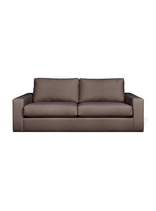 Sofa Ashdale signé Gus* Modern : lignes pures et assise moelleuse. merino carob