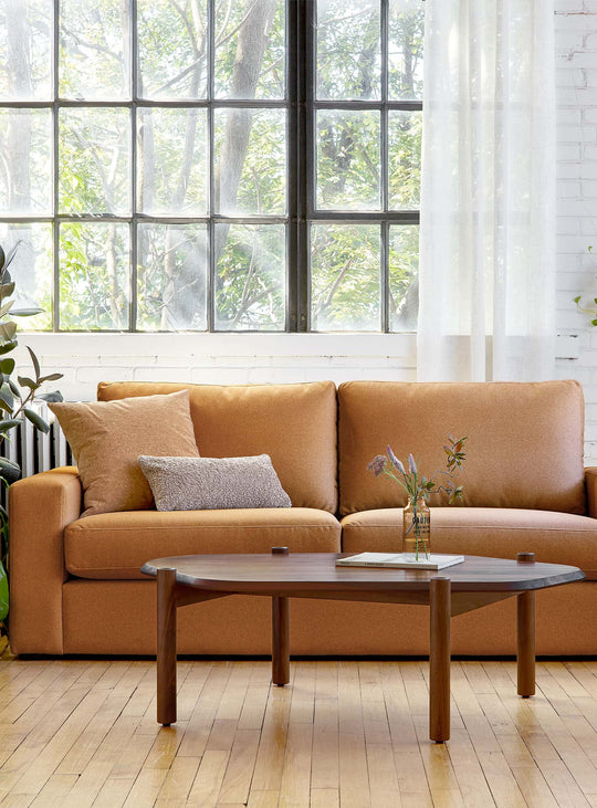 Gus* Modern signe le sofa Ashdale, alliance de minimalisme et douceur. merino autumn