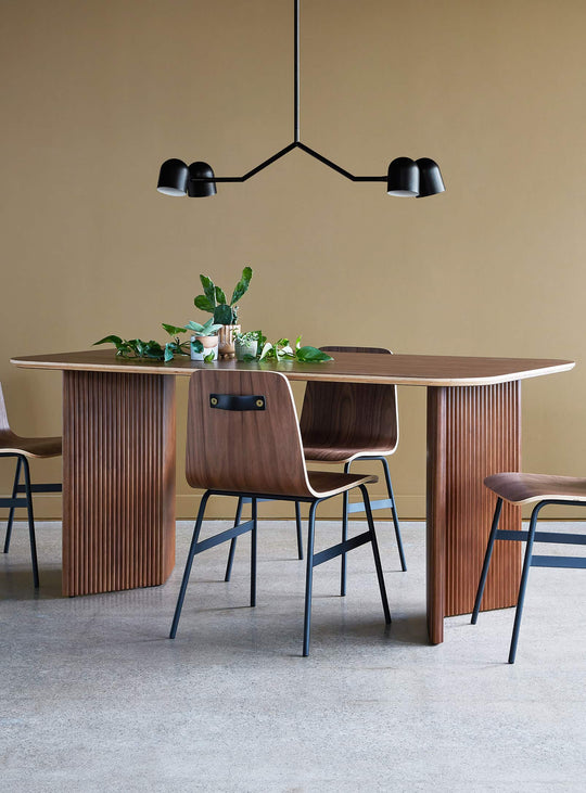 Table rectangulaire Atwell signée Gus* Modern : design sculptural et chaleur du bois.