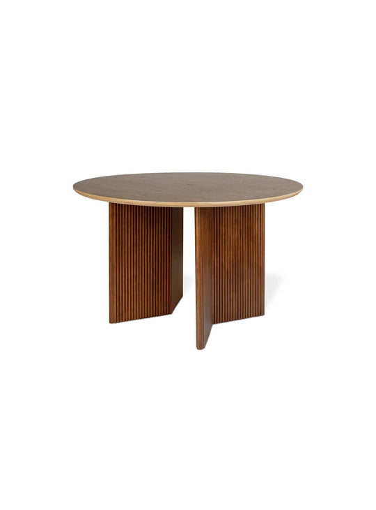 La table Atwell de Gus* Modern allie bois massif, raffinement et modernité.