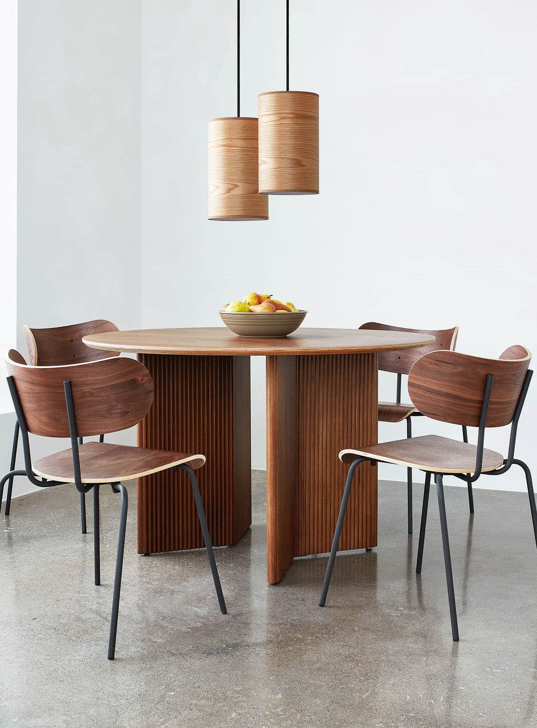 Gus* Modern Atwell : table à dîner ronde au style audacieux et intemporel.