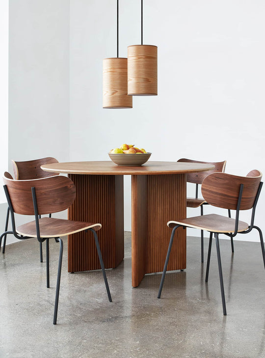 Gus* Modern Atwell : table à dîner ronde au style audacieux et intemporel.