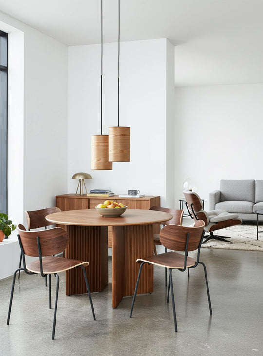 Table ronde Atwell de Gus* Modern : design néoclassique et charme contemporain.