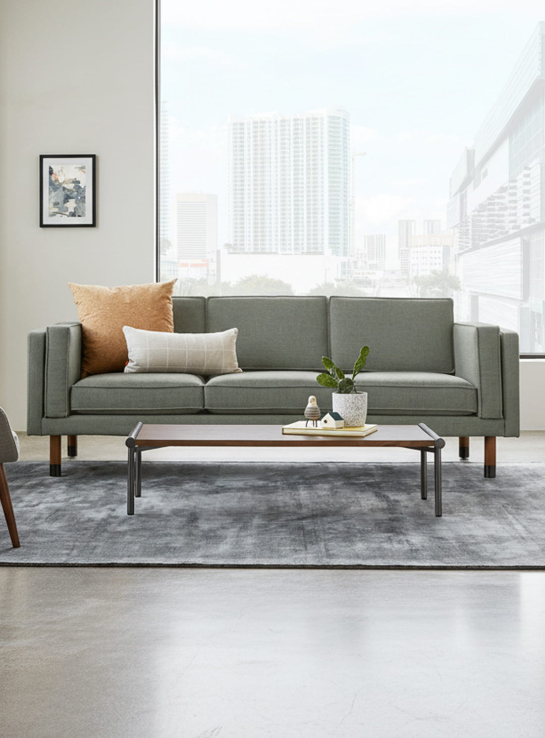 Sofa Augusta de Gus* Modern : élégance intemporelle et confort moderne. caledon cinder