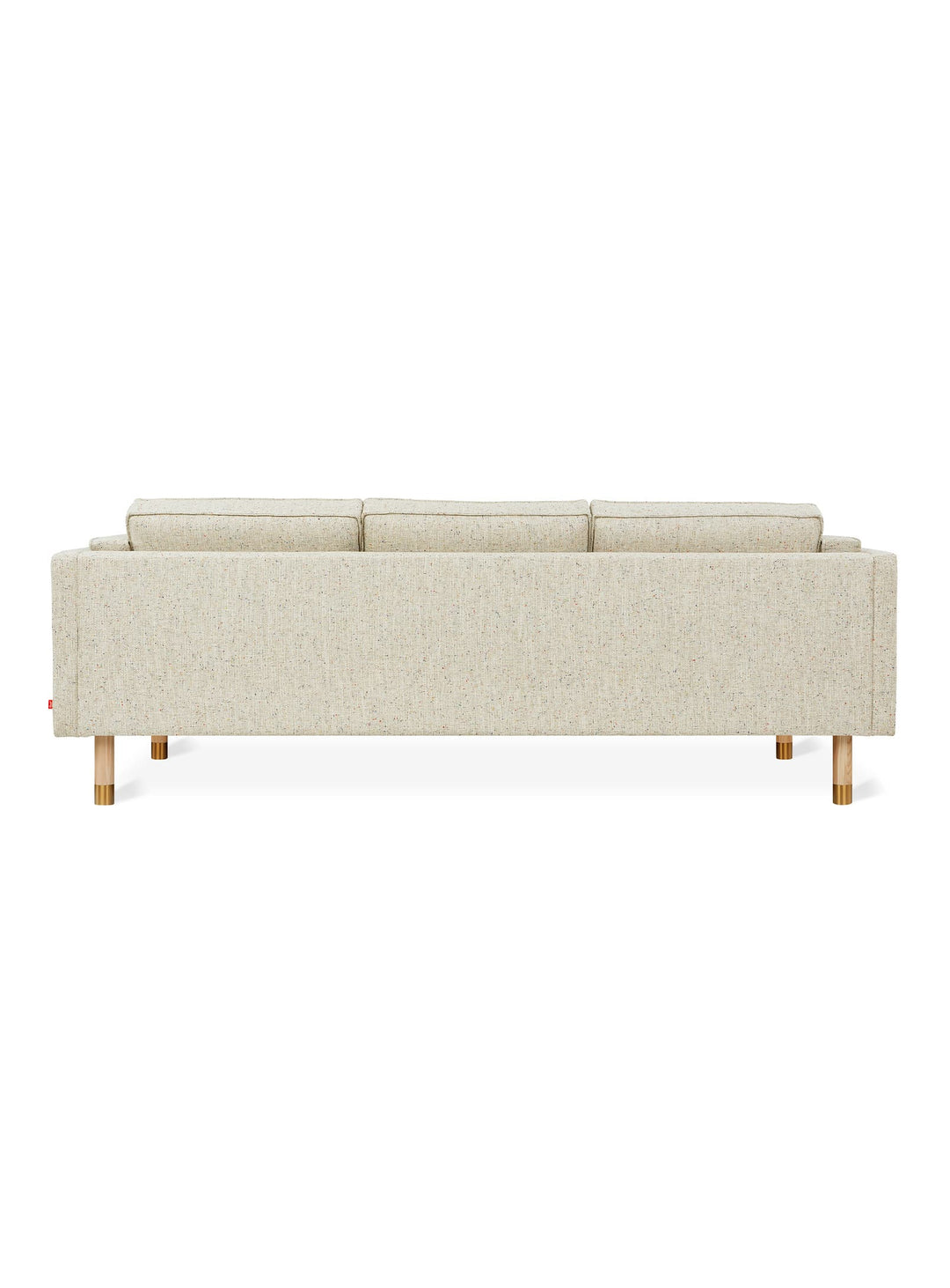 Gus* Modern signe le sofa Augusta, chic, durable et responsable. funfetti linen