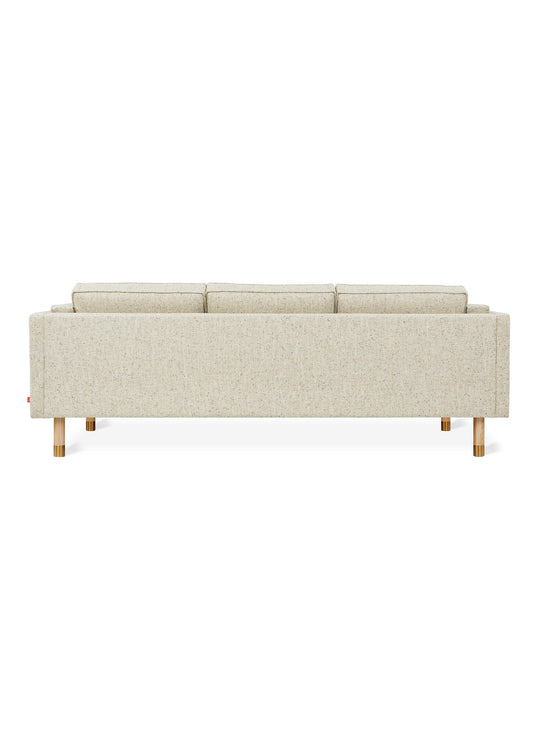 Gus* Modern signe le sofa Augusta, chic, durable et responsable. funfetti linen