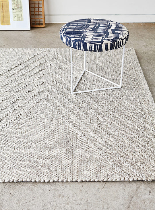 Tapis Avro Gus* Modern, fabrication à la main et esthétique organique. avoine