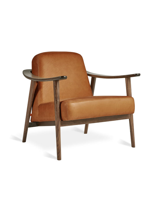 Fauteuil design Gus* Modern Baltic : confort, style et minimalisme. Cuir Tucson Sienna, noyer.