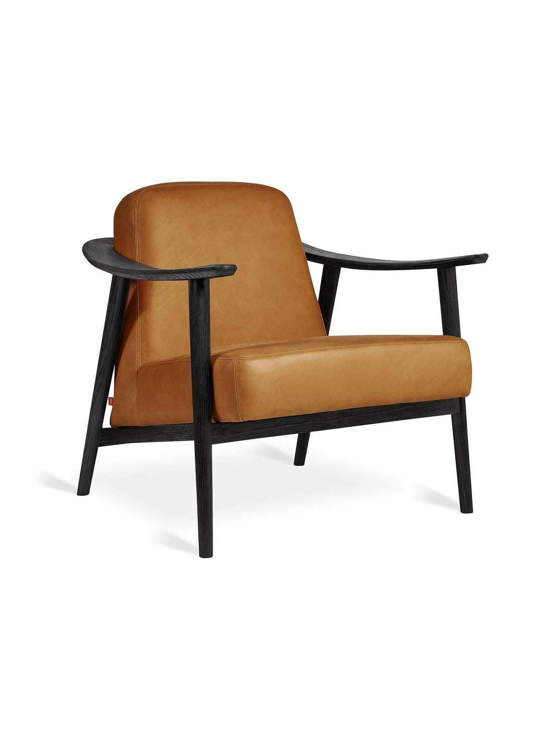 Fauteuil contemporain Baltic de Gus* Modern, entre confort et élégance. Cuir Tucson Char, frêne noir.