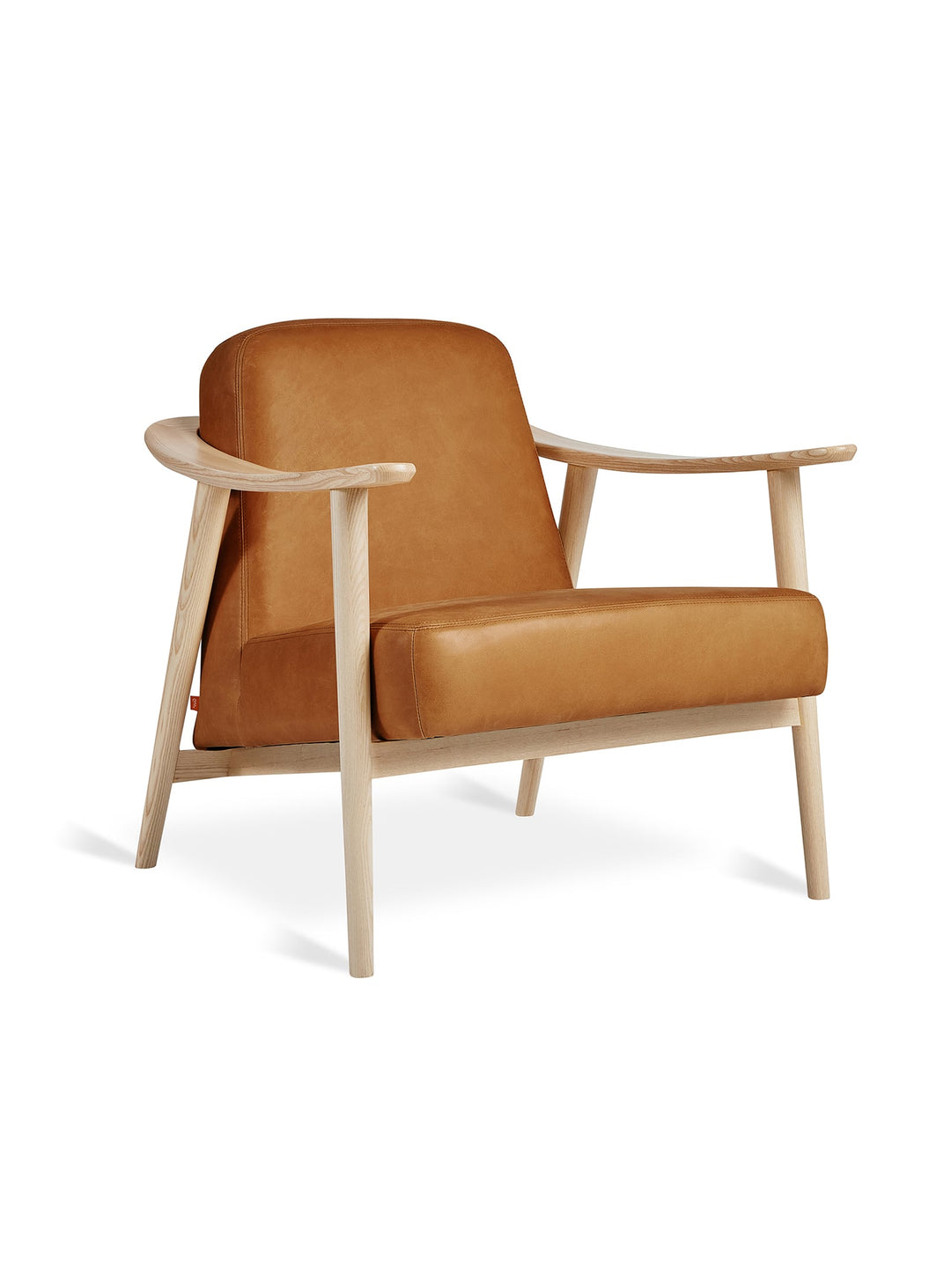 Fauteuil Gus* Modern Baltic : élégance scandinave et lignes épurées. Cuir Tucson Sienna, frêne.