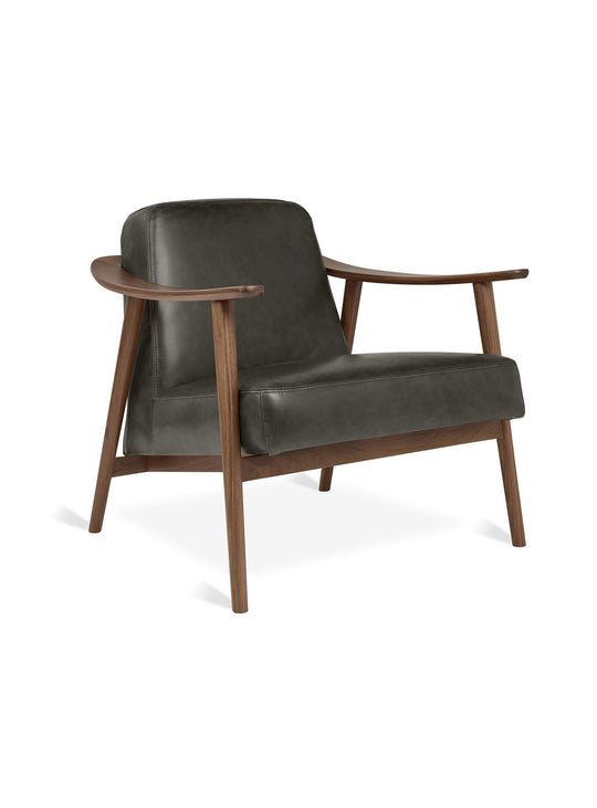 Fauteuil moderne Baltic par Gus* Modern : équilibre et raffinement. Cuir Tucson Char, noyer.