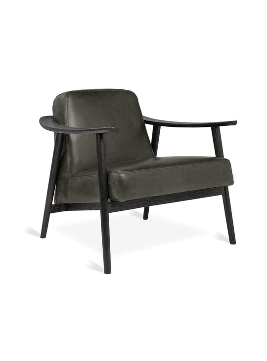 Fauteuil Gus* Modern Baltic : un design épuré et une assise enveloppante. Cuir Tucson Char, frêne noir.