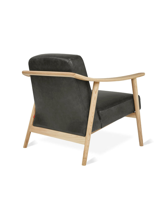 Fauteuil Baltic de Gus* Modern : charme scandinave et finitions soignées.