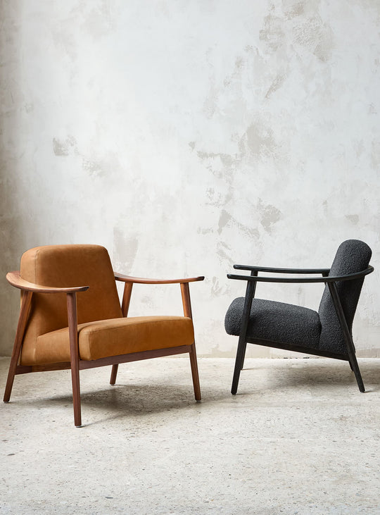 Fauteuil design Gus* Modern Baltic : sobriété et élégance naturelle. Cuir Tucson Sienna.