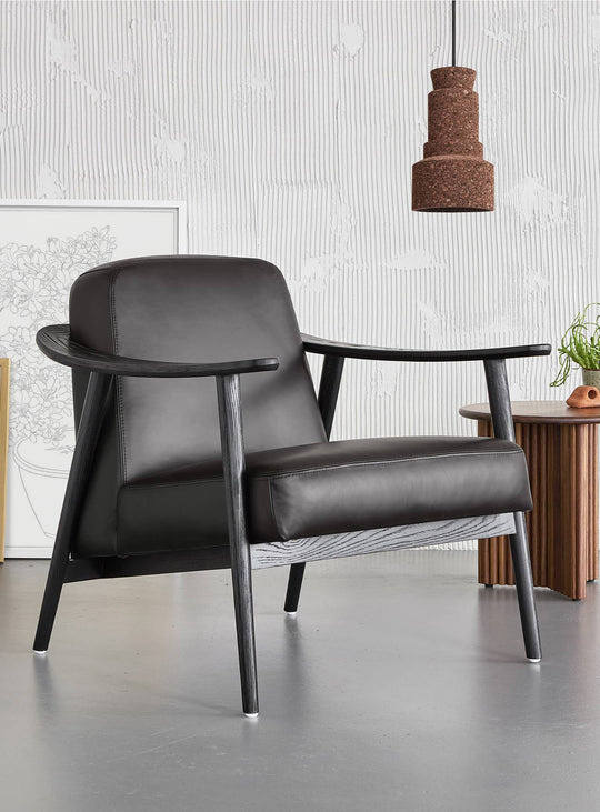 Fauteuil Baltic de Gus* Modern : design nordique et confort intemporel. Cuir Tucson Char, frêne noir.