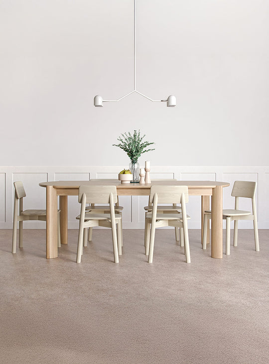 Table Bancroft de Gus* Modern, idéale pour grandes tablées et moments partagés. chene blanc