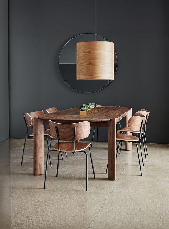 Table Bancroft Gus* Modern, bois massif fini à la main pour une allure raffinée. noyer