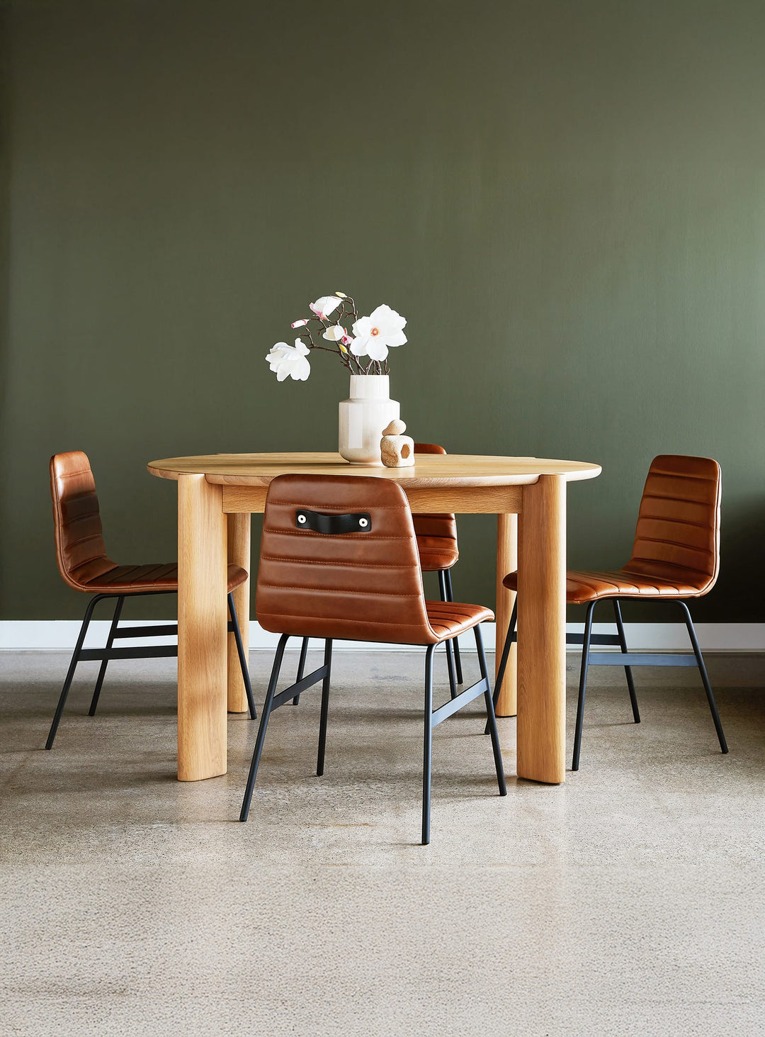 Table ronde Bancroft de Gus* Modern, design scandinave doux et élégant. chene blanc