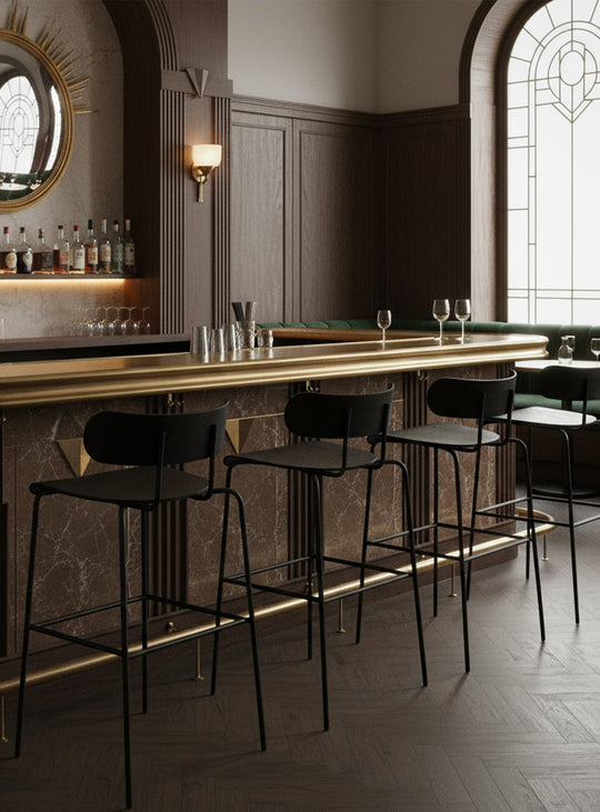 Le tabouret de bar Bantam de Gus* Modern : design mid-century et confort contemporain. Frene noir.