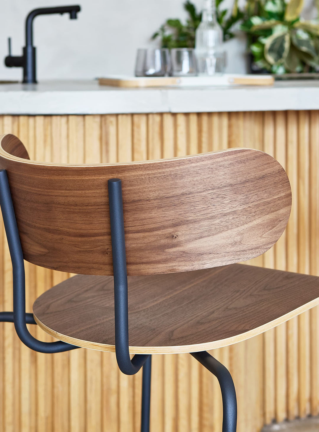 Élégance mid-century et modernité s’unissent dans le tabouret de bar Bantam de Gus* Modern. Noyer.