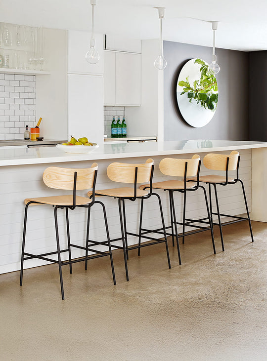 Tabouret de comptoir Gus* Modern, design mid-century et élégance naturelle. frene
