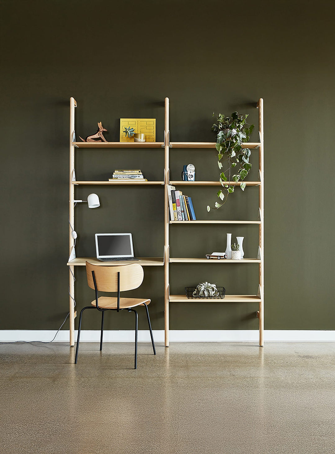 Chaise à dîner Gus* Modern Bantam, empilable et élégante. frene