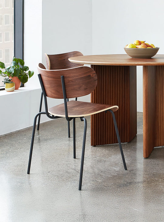 Chaise à dîner Gus* Modern Bantam, design mid-century et confort sculptural. noyer