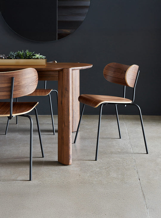 Chaise à dîner Bantam Gus* Modern, design simple et sculptural. noyer