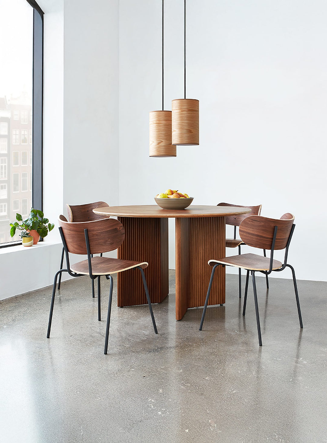 Chaise à dîner Gus* Modern Bantam, idéale pour un intérieur moderne. noyer