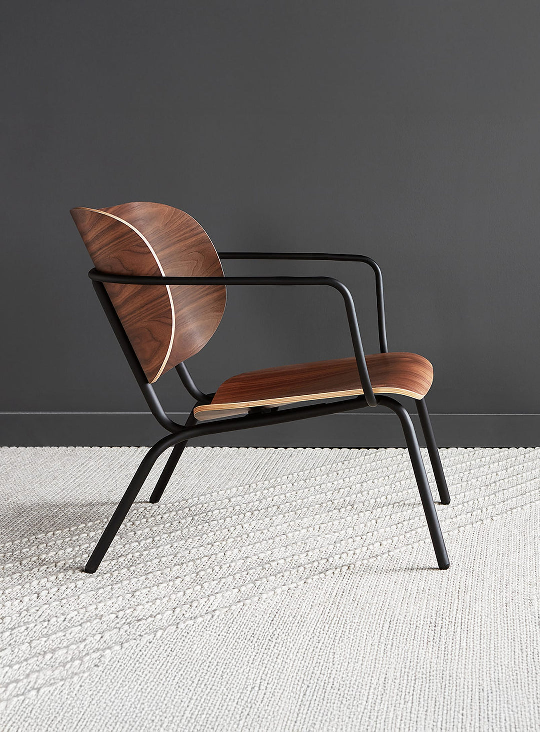 Chaise lounge Gus* Modern Bantam, design mid-century et confort doux. noyer