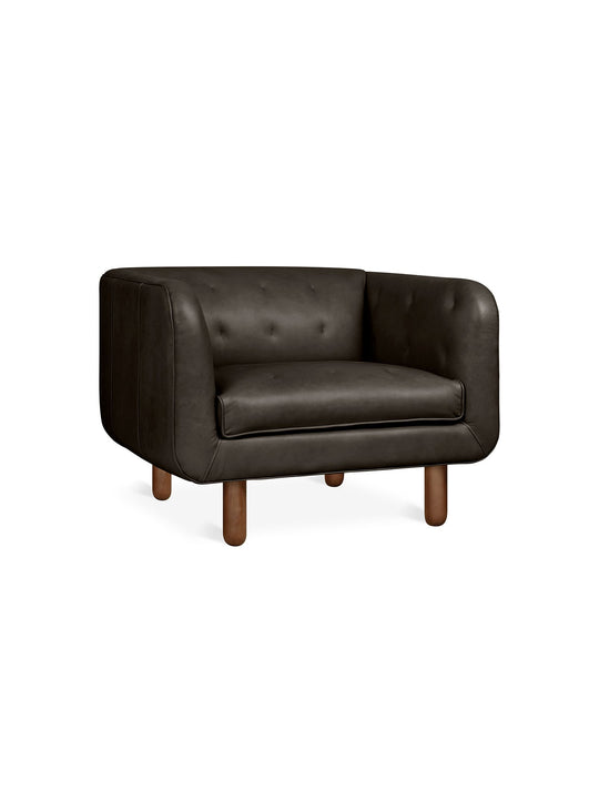 Fauteuil Beaconsfield signé Gus* Modern : cuir capitonné et allure chic. cuir noir
