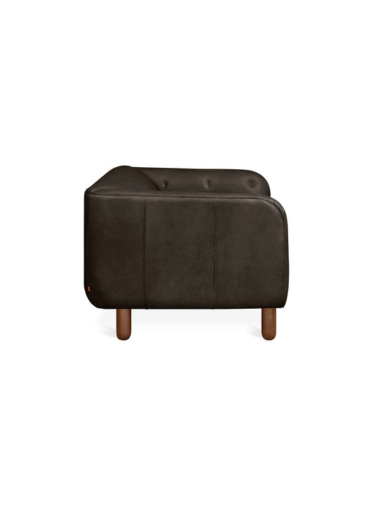 Le fauteuil Beaconsfield de Gus* Modern allie tradition et modernité. cuir noir