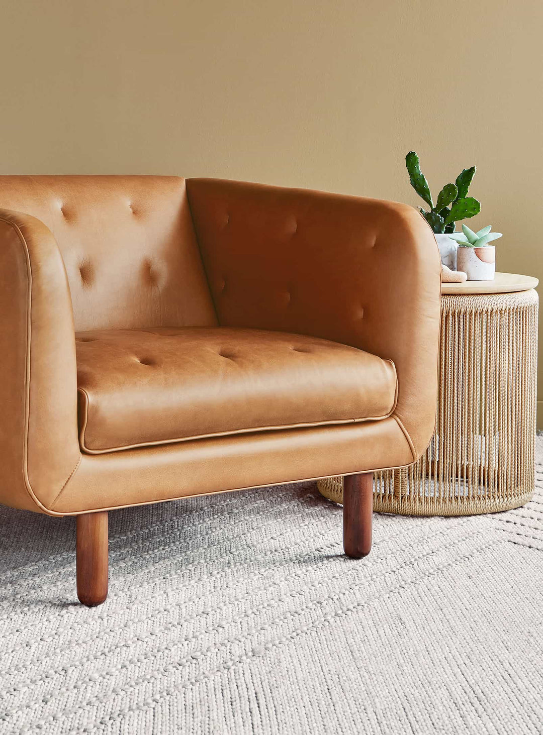 Fauteuil Beaconsfield Gus* Modern : cuir vintage et silhouette raffinée. cuir brun